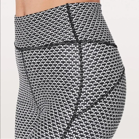 Lululemon In Movement 7/8 Tight Legging Size 2 - Picture 3 of 12